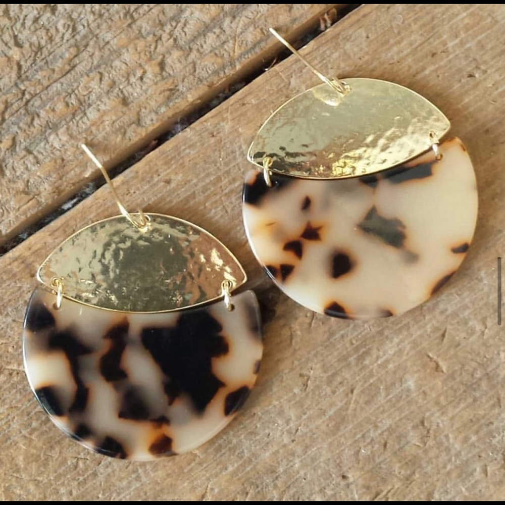 ❌SOLD❌ Gold and leopard earrings